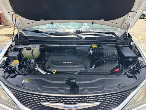Used 2019 Chrysler Pacifica Touring-L Plus w/ Tire & Wheel Group FWD image 79