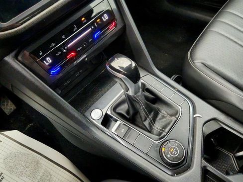 Used 2022 Volkswagen Tiguan SE image 14