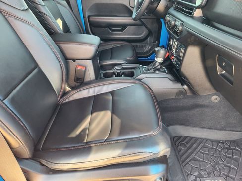 Used 2025 Jeep Wrangler Unlimited Rubicon image 14