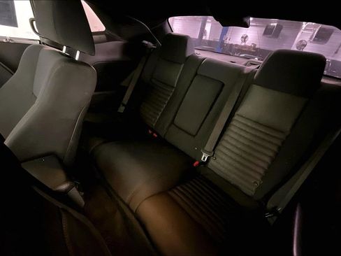 Used 2012 Dodge Challenger SXT image 33