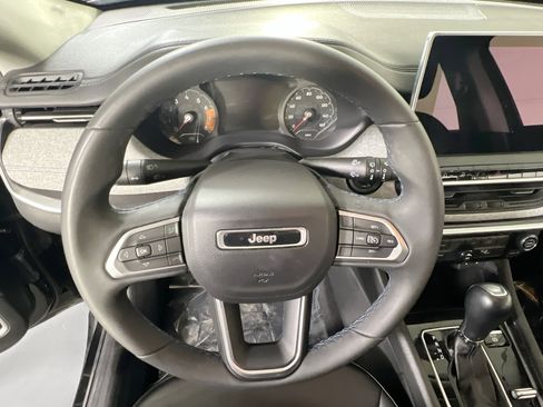 Used 2022 Jeep Compass Latitude w/ Sun and Sound Group AWD/4WD image 11