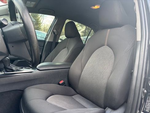 Used 2020 Toyota Camry LE image 10