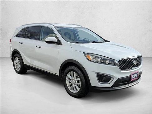 Used 2017 Kia Sorento LX w/ LX Convenience Package image 3