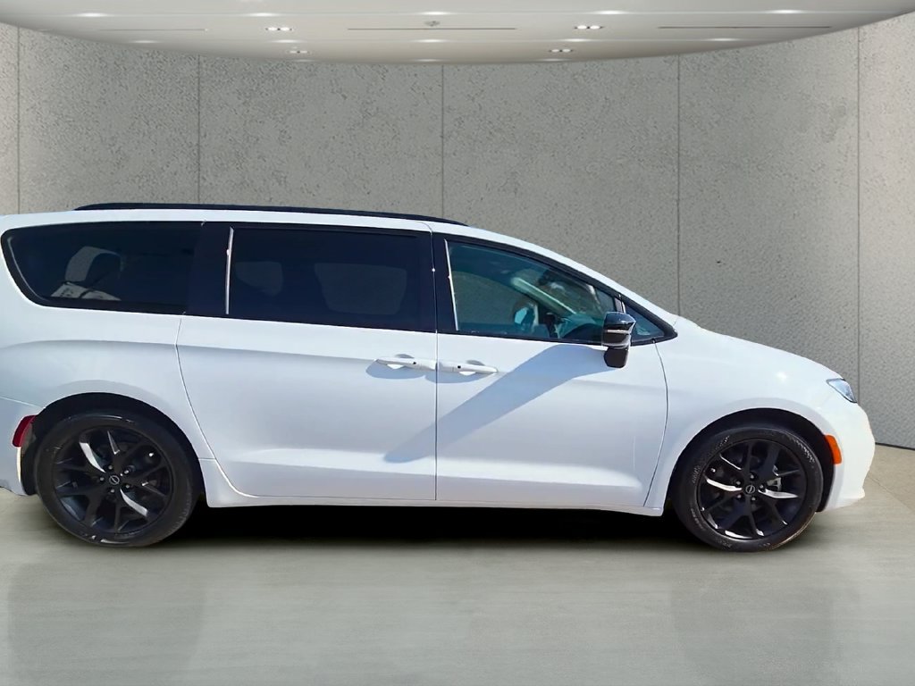 Used 2025 Chrysler Pacifica Limited FWD image 39
