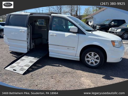 Used 2010 Chrysler Town & Country Touring image 3