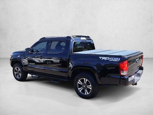 Used 2017 Toyota Tacoma TRD Sport AWD/4WD image 9