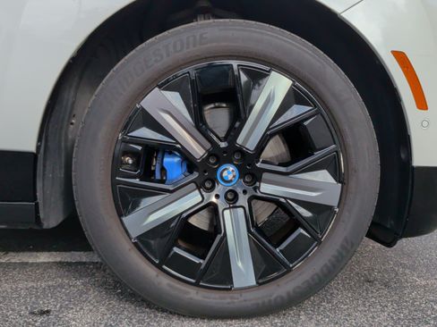 Used 2024 BMW iX xDrive50 w/ Premium Package AWD/4WD image 13
