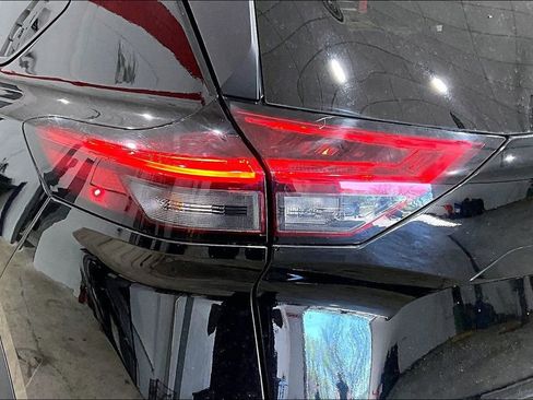 Used 2025 Nissan Rogue SV image 28