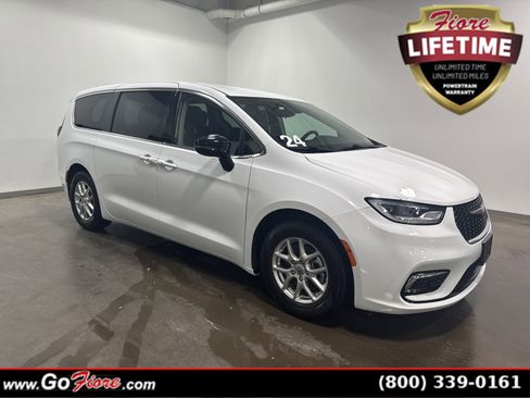 Used 2024 Chrysler Pacifica Touring-L image 1
