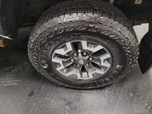 Used 2016 Toyota Tacoma TRD Off-Road w/ Towing Package AWD/4WD image 10