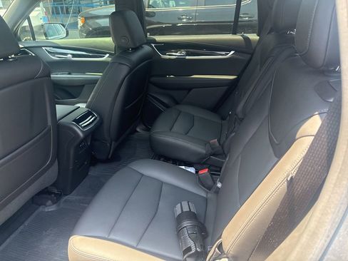 Used 2022 Cadillac XT6 Premium Luxury FWD image 8