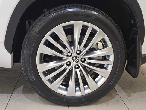 Certified 2025 Toyota Highlander Platinum AWD/4WD image 8