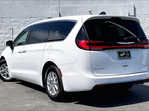 Used 2023 Chrysler Pacifica Touring-L FWD image 10