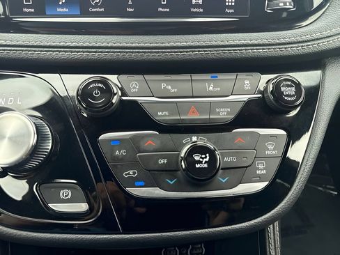 Used 2025 Chrysler Pacifica Limited FWD image 12