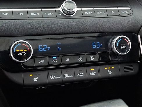 Used 2025 Hyundai Elantra Limited FWD image 16