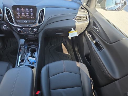 Used 2023 Chevrolet Equinox Premier image 17