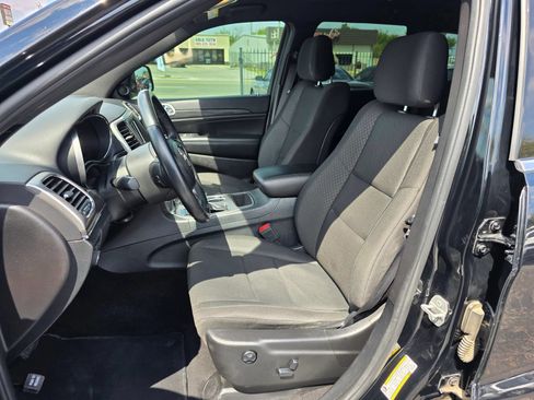 Used 2020 Jeep Grand Cherokee Laredo AWD/4WD image 9