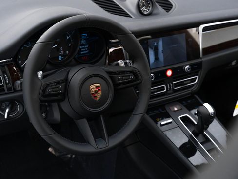 Certified 2025 Porsche Macan image 20