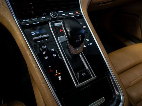 Used 2019 Porsche Panamera image 51