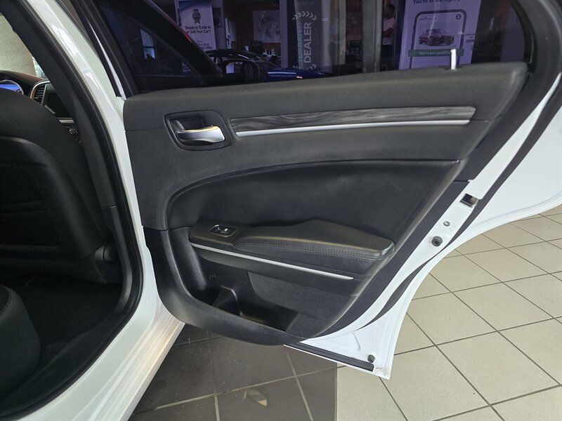 Used 2019 Chrysler 300 Touring w/ Driver Convenience Group AWD/4WD image 17