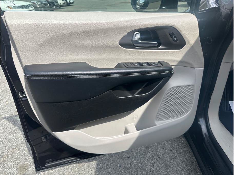 Used 2022 Chrysler Pacifica Touring-L FWD image 12