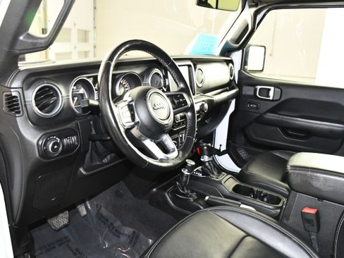 Used 2018 Jeep Wrangler Unlimited Sahara w/ Uconnect 4C Nav & Sound Group image 2