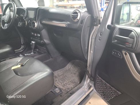 Used 2016 Jeep Wrangler Unlimited Sahara image 17