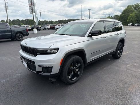 Used 2023 Jeep Grand Cherokee L Limited w/ Black Appearance Package RWD image 4