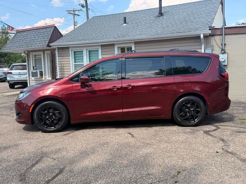 Used 2018 Chrysler Pacifica Touring-L w/ Advanced Safetytec Group FWD image 3