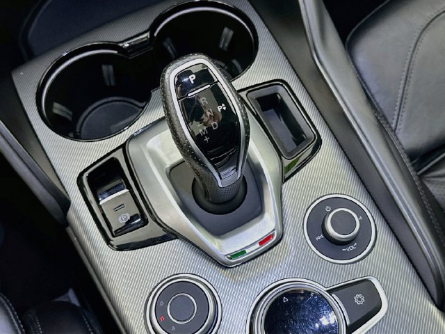 Used 2023 Alfa Romeo Giulia Veloce AWD/4WD image 15