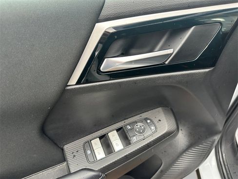 Used 2023 Mitsubishi Outlander ES image 14