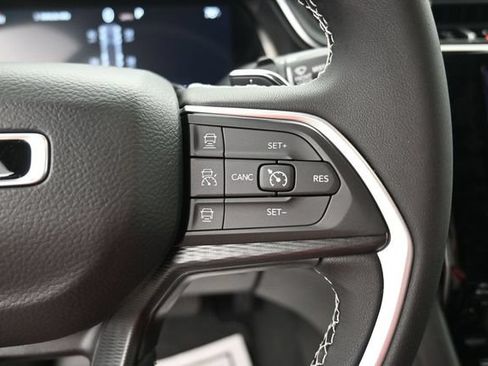 Used 2025 Jeep Grand Cherokee Laredo AWD/4WD image 22