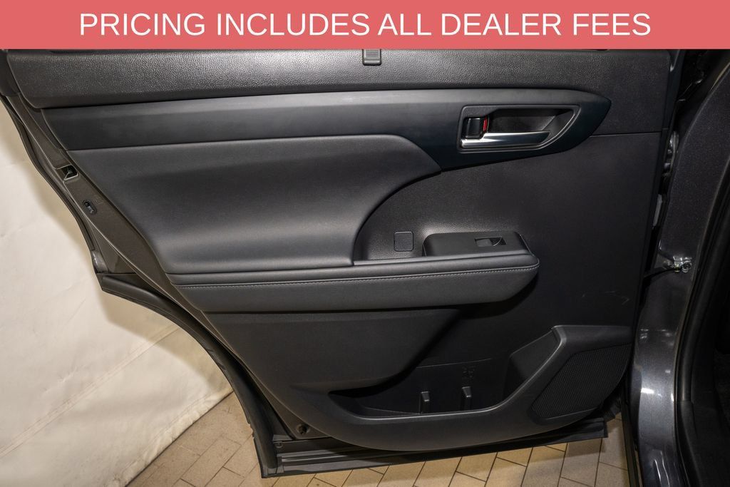 Used 2023 Toyota Highlander XSE AWD/4WD image 12