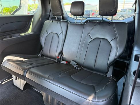 Used 2025 Chrysler Pacifica Select FWD image 30