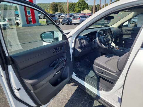 New 2025 Nissan Pathfinder SV image 10