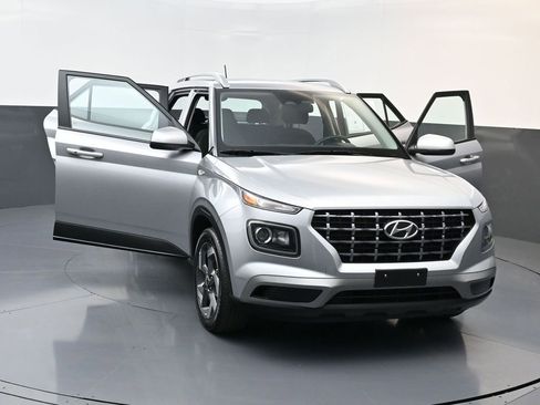 Certified 2025 Hyundai Venue SEL image 24