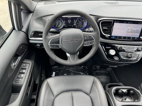 New 2026 Chrysler Pacifica Select FWD image 14