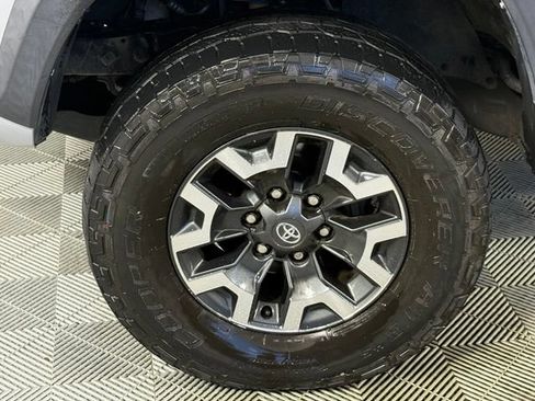 Used 2021 Toyota Tacoma TRD Off-Road w/ Technology Package AWD/4WD image 15