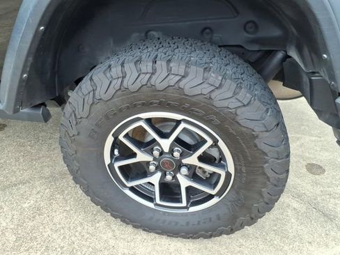 Used 2025 Jeep Wrangler Unlimited Rubicon w/ Convenience Group AWD/4WD image 18