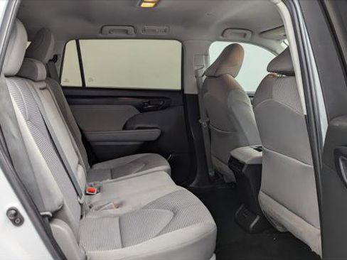 Used 2022 Toyota Highlander LE image 22