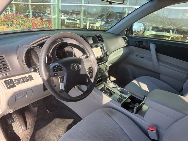 Used 2013 Toyota Highlander FWD w/ Cold Weather Pkg image 18
