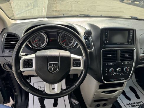 Used 2019 Dodge Grand Caravan SE w/ UConnect Hands-Free Group FWD image 8