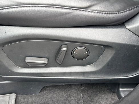 Used 2023 Ford Explorer XLT w/ Equipment Group 202A AWD/4WD image 18