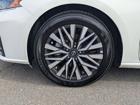 Used 2025 Nissan Altima 2.5 SV FWD image 10