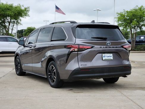 Used 2021 Toyota Sienna XLE FWD image 5