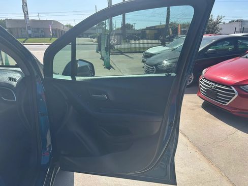 Used 2019 Chevrolet Trax LT w/ LPO, Cargo Package FWD image 15
