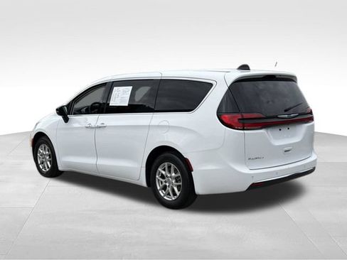 Used 2024 Chrysler Pacifica Touring-L FWD image 3