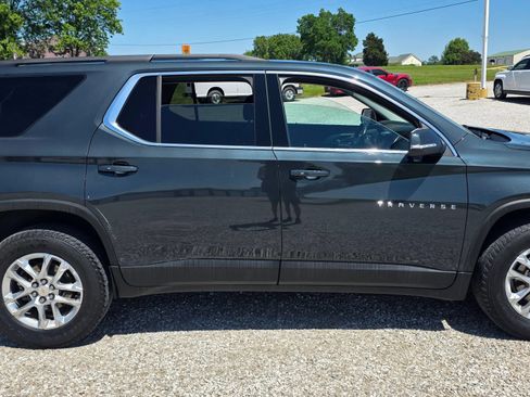Used 2021 Chevrolet Traverse LT FWD image 2