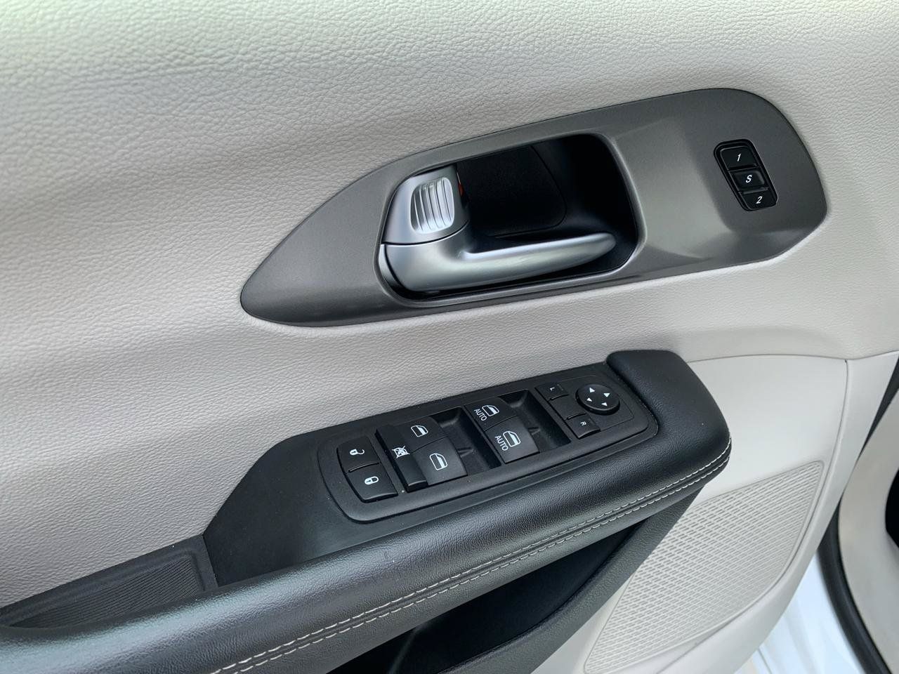 Used 2023 Chrysler Pacifica Touring-L FWD image 10