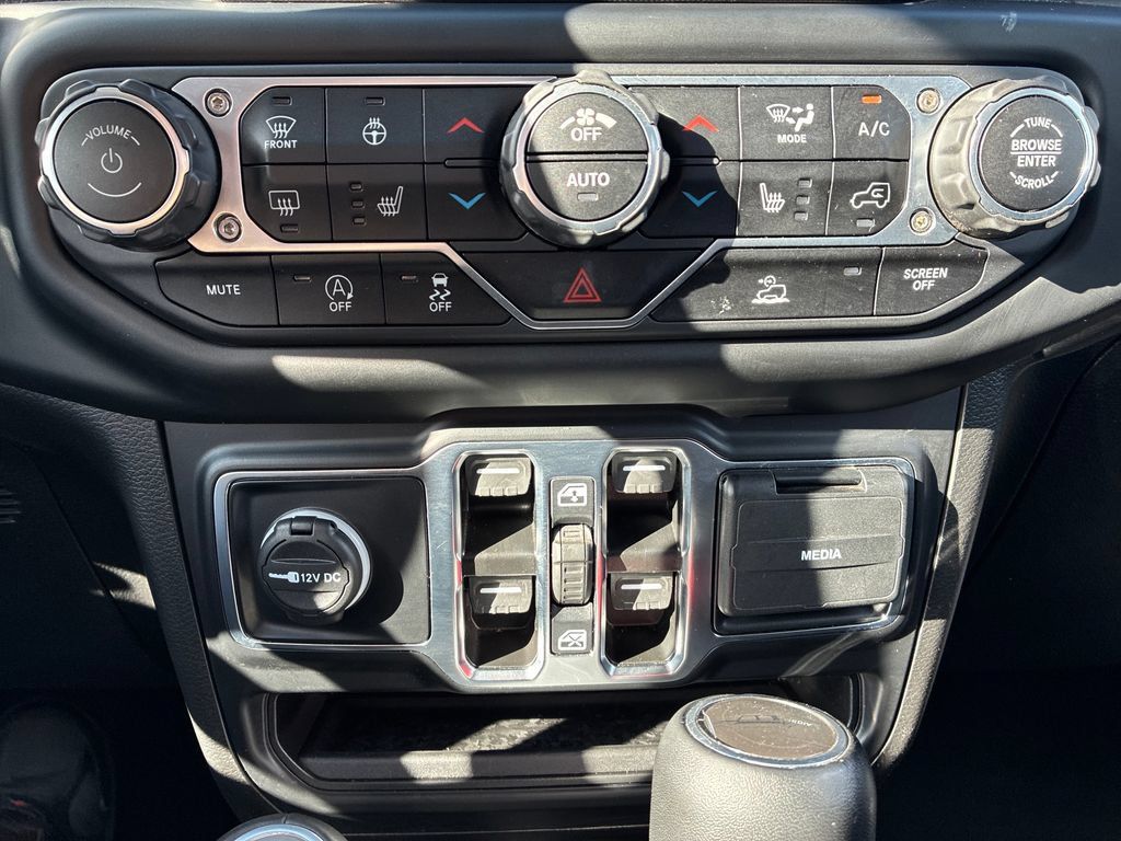 Used 2023 Jeep Gladiator Overland w/ Cold Weather Group AWD/4WD image 16